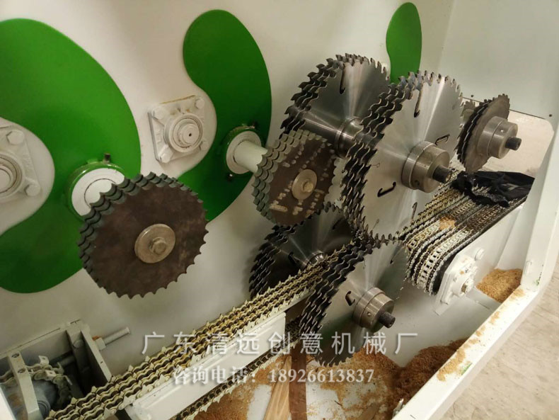 小型圓木多片鋸內(nèi)倉送料鏈以及鋸片細節(jié)