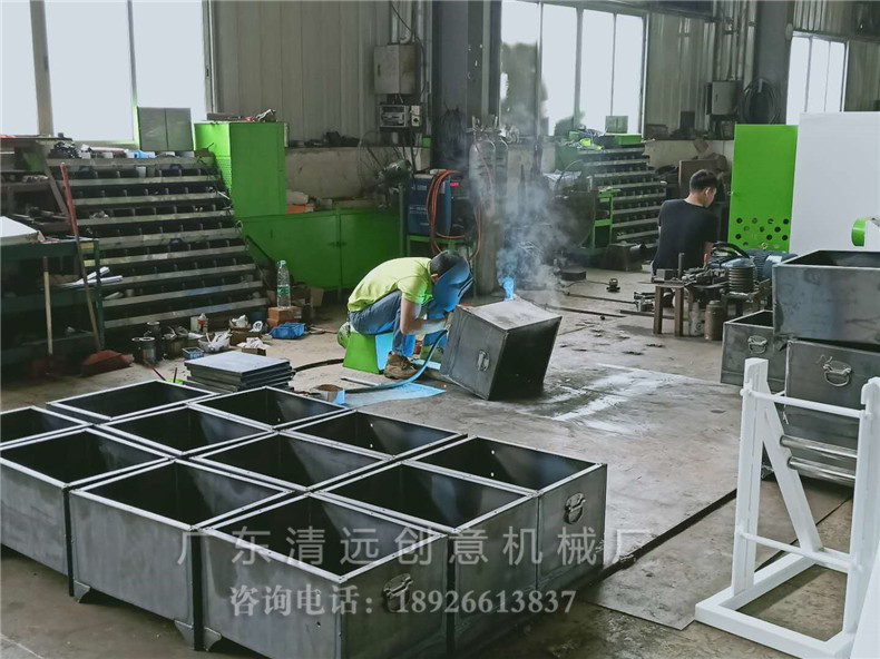 生產(chǎn)車間一角，工人正在生產(chǎn)圓木多片鋸