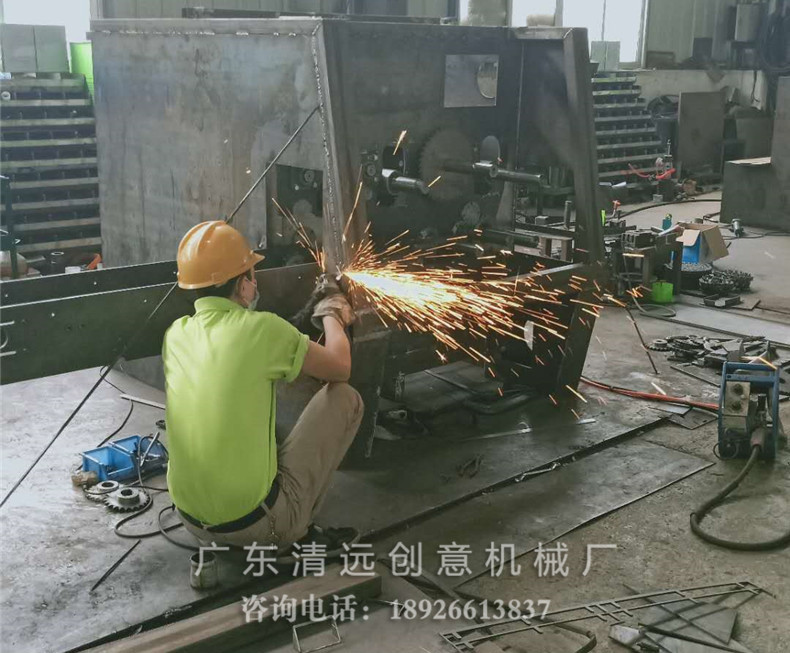 生產(chǎn)車間工人師傅正在焊接圓木多片鋸機(jī)器，采用V型送料鏈，抓料更穩(wěn)