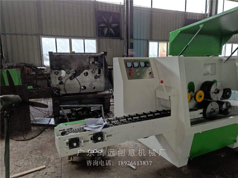 工廠(chǎng)生產(chǎn)車(chē)間正在生產(chǎn)的圓木多片鋸機(jī)器，采用V型鏈條送料更穩(wěn)，超薄鋸片更省材