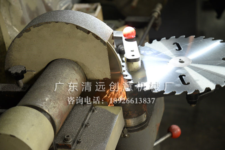 創(chuàng)意圓木多片鋸鋸片使用的是進口鋸片鋼板，以及進口合金刀頭，超薄鋸路