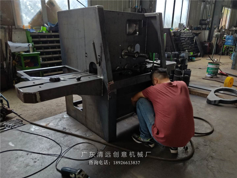多片鋸生產(chǎn)車間一角，一臺正在生產(chǎn)的圓木多片鋸機(jī)器