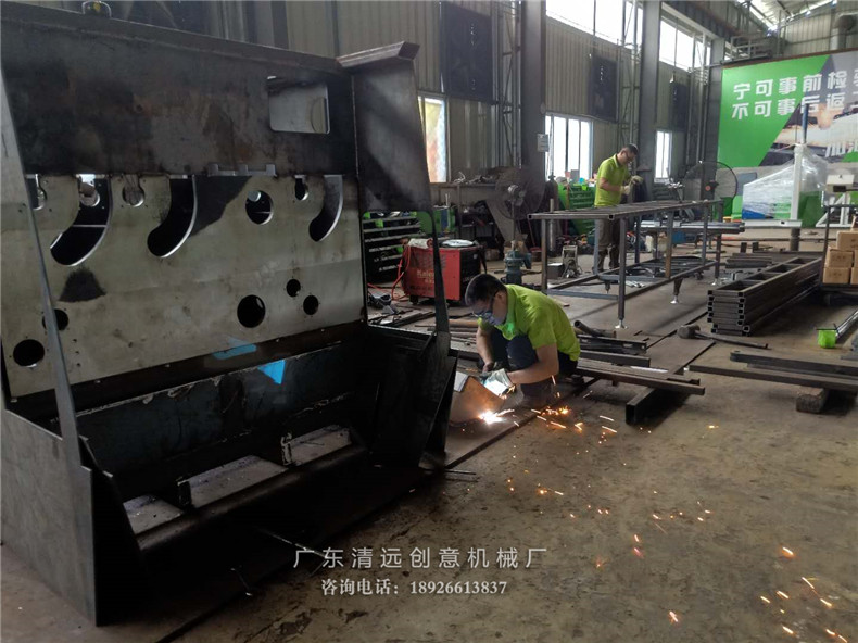 多片鋸生產(chǎn)車間一角，一臺(tái)正在生產(chǎn)的圓木多片鋸機(jī)器