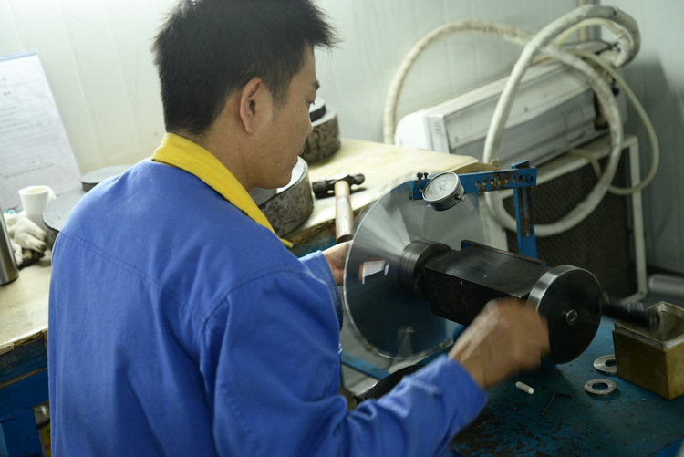 創(chuàng)意木工機(jī)械廠合金鋸片生產(chǎn)車(chē)間，工人正在鋸片檢查；保證每一片合金鋸片高品質(zhì)出品