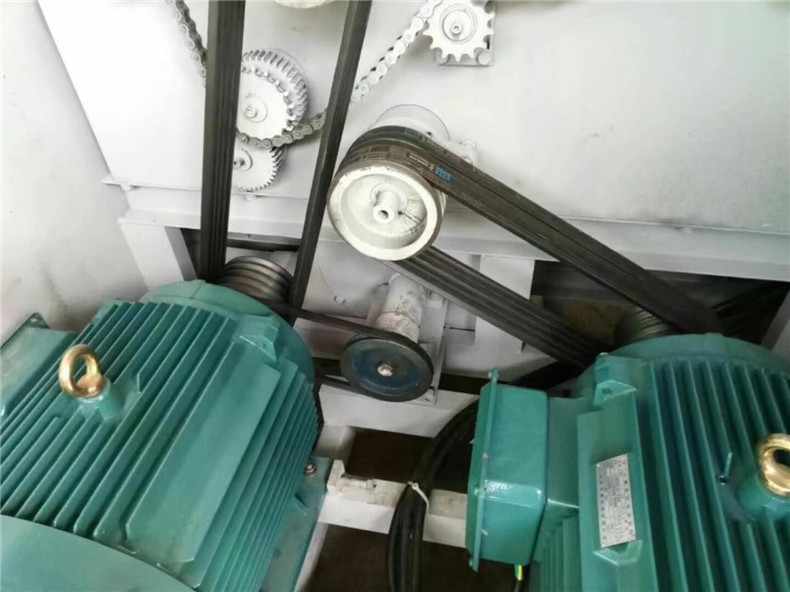 木工多片鋸齒輪齒面磨損：潤(rùn)滑油不足或油質(zhì)不清潔會(huì)造成齒面磨粒磨損，使齒廓改變，側(cè)隙加大，以至由于齒輪過(guò)度減薄導(dǎo)致斷齒。