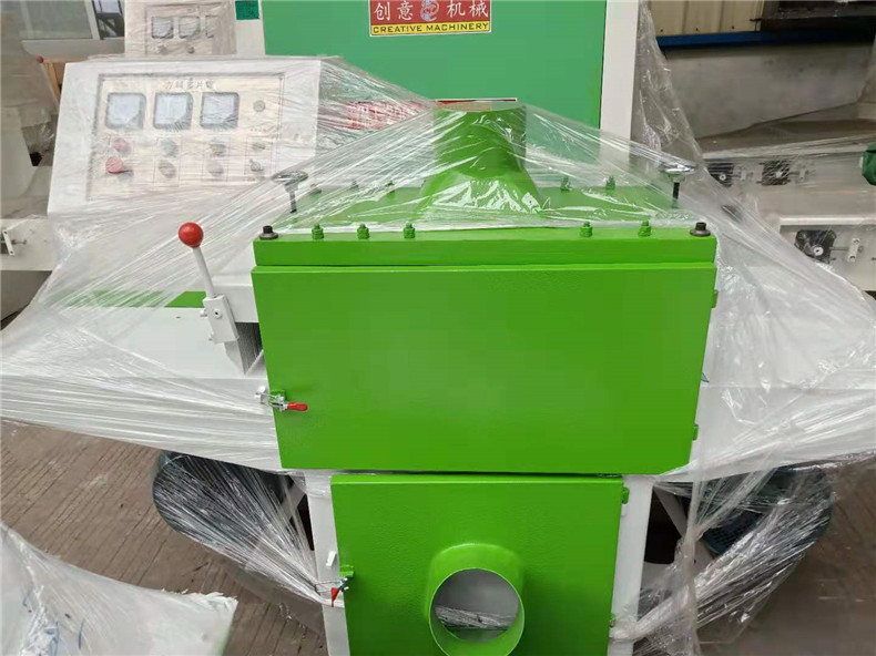 木工機(jī)械方木多片鋸每工作8小時，應(yīng)按多片鋸廠家要求修整鋸片。平時根據(jù)合金鋸片的使用情況，在發(fā)現(xiàn)板面起毛、錯位等情況時，應(yīng)對鋸片進(jìn)行修磨，以延長鋸片壽命。