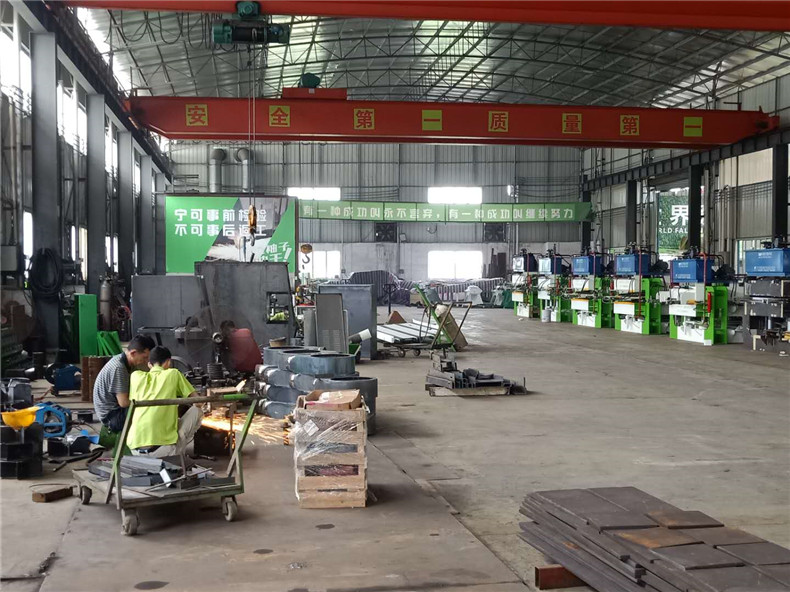廣東創(chuàng)意木工機(jī)械廠家對于多片鋸品牌設(shè)備的自主研發(fā)，不只是保證圓木多片鋸、方木多片鋸設(shè)備的質(zhì)量，同時(shí)也不曾停止過對圓木方木多片鋸性能的提升，以及功能的完善。